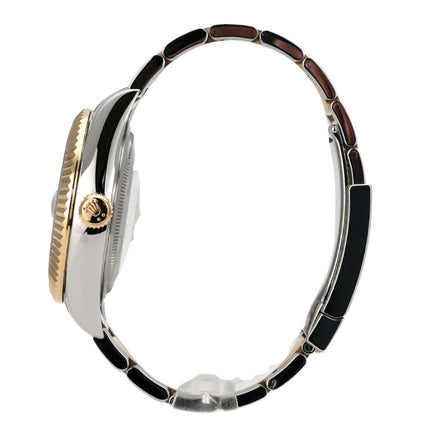 Seitenansicht der Rolex Sky-Dweller Edelstahl / Gelbgold 326933 Weiß mit poliertem Gehäuse und Oyster-Armband.