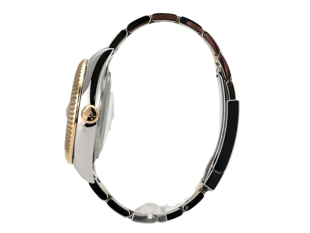 Seitenansicht der Rolex Sky-Dweller Edelstahl / Gelbgold 326933 Weiß mit poliertem Gehäuse und Oyster-Armband.