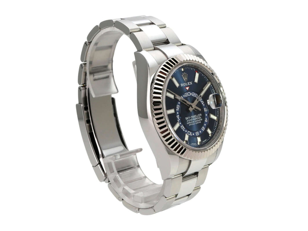 Rolex Sky-Dweller Edelstahl / Weißgold 326934 Blau seitliche Ansicht der eleganten Uhr mit blauem Zifferblatt.