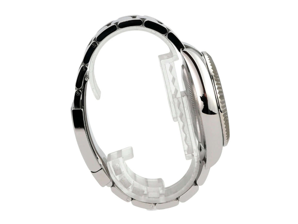 Seitenansicht der Rolex Sky-Dweller Edelstahl / Weißgold 326934 Blau mit Oyster-Armband und drehbarer Lünette.