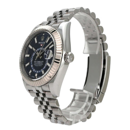 Rolex Sky-Dweller 326934 Edelstahl Weißgold Blau Jubile-Band im Detail mit blauem Zifferblatt.