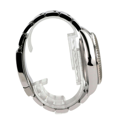 Detailansicht der Rolex Sky-Dweller 326934 in Edelstahl mit Oyster-Armband und Ring-Command-Lünette.