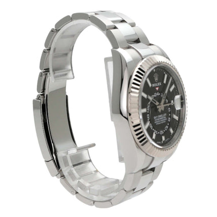 Rolex Sky-Dweller 326934 in Edelstahl und Weißgold, seitliche Ansicht, schwarzes Zifferblatt, Oyster-Armband.