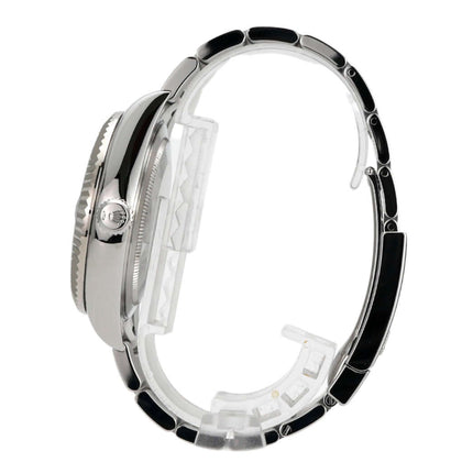 Seitenansicht der Rolex Sky-Dweller 326934 mit Edelstahl- und Weißgold-Gehäuse und Oyster-Armband.