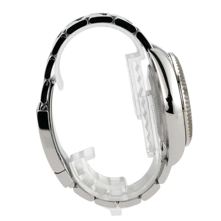 Seitenansicht der Rolex Sky-Dweller 326934 aus Edelstahl und Weißgold, mit Oyster-Armband und Ring-Command-Lünette.