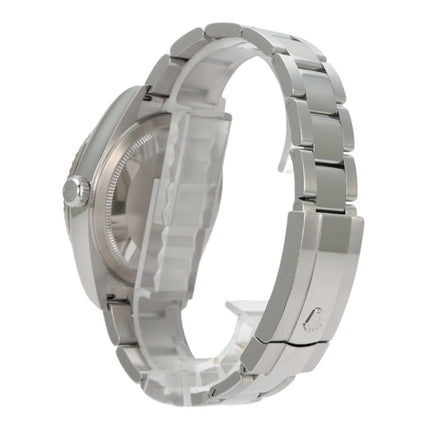 Seitenansicht der Rolex Sky-Dweller 326934 mit Edelstahl- und Weißgoldarmband, zeigt die hochwertige Verarbeitung.