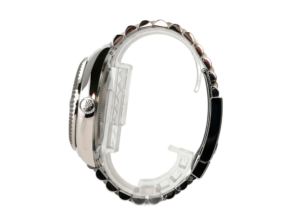 Rolex Sky-Dweller 326934 Schwarz Jubile-Band seitliche Ansicht mit poliertem Edelstahl und satiniertem Jubile-Armband.