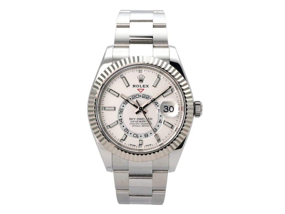 Rolex Sky-Dweller 326934 Weiß mit Edelstahl- und Weißgold-Gehäuse, weißem Zifferblatt und Oyster-Armband.