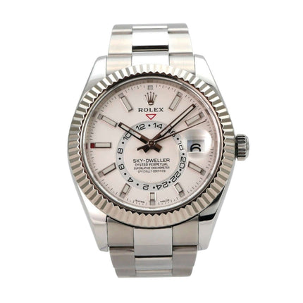 Rolex Sky-Dweller 326934 Weiß mit Edelstahl- und Weißgoldgehäuse, weißem Zifferblatt und Oyster-Armband.