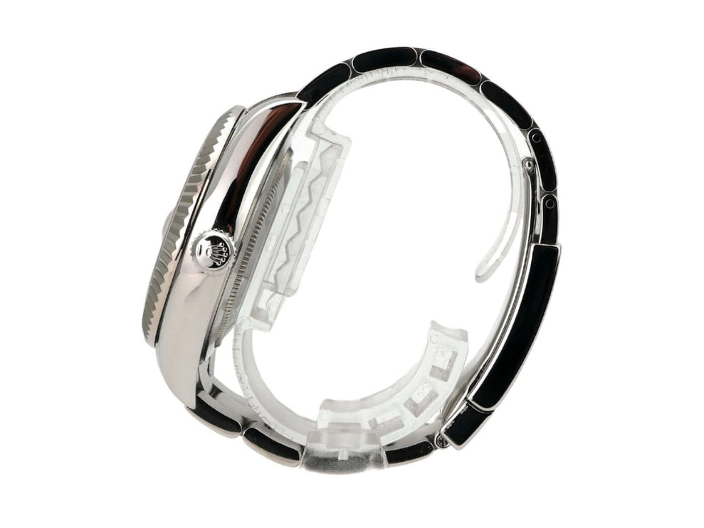 Rolex Sky-Dweller 326934 Weiß seitliche Ansicht des Gehäuses und Armbands aus Edelstahl und Weißgold.