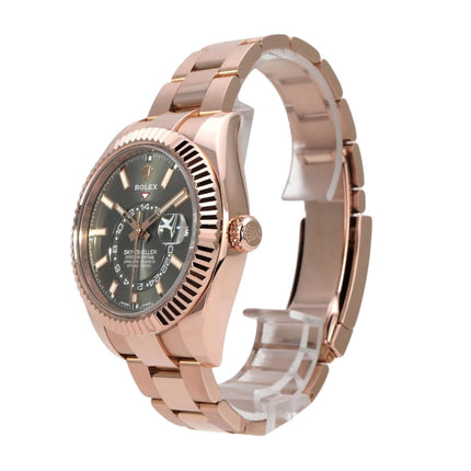 Rolex Sky-Dweller 326935 Everose-Gold Rhodium seitliche Ansicht mit schwarzem Zifferblatt und gewellter Lünette.