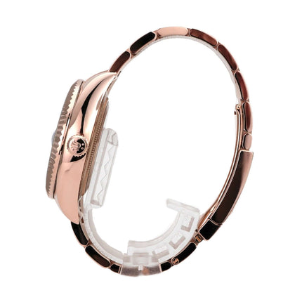 Rolex Sky-Dweller 326935 Everose-Gold Rhodium seitliche Ansicht der Armbanduhr mit poliertem Armband.