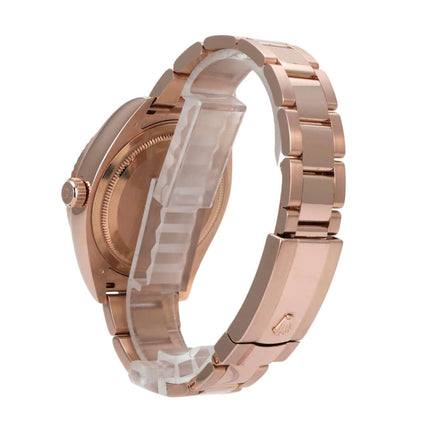 Rolex Sky-Dweller 326935 Everose-Gold Rhodium Eleganter Zeitmesser mit polierter und satinierten Everose-Gold-Armbanduhr.