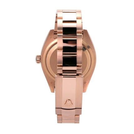 Rolex Sky-Dweller 326935 Everose-Gold Rhodium Ansicht von hinten mit elegantem Armband.