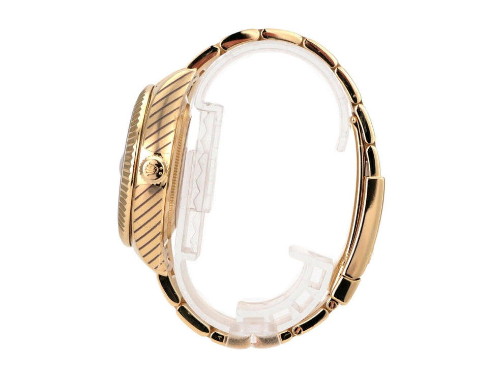 Rolex Sky-Dweller 326938 Gelbgold Silber Römisch seitliche Ansicht des Gehäuses und Armbands.