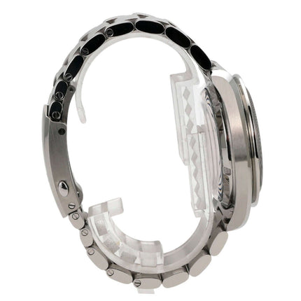 Seitenansicht des Omega Speedmaster Racing Master Chronometer mit poliertem Edelstahlgehäuse und schwarzer Keramikeinlage.