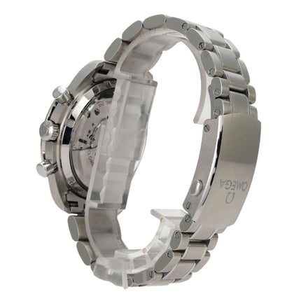 Omega Speedmaster Racing Master Chronometer 329.30.44.51.06.001 Uhrseite mit Edelstahlband und verschlossenem Gehäuse.