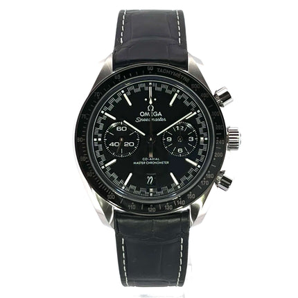Omega Speedmaster Racing Master Chronometer 329.33.44.51.01.001 Chronograph auf schwarzem Lederband mit schwarzem Zifferblatt.