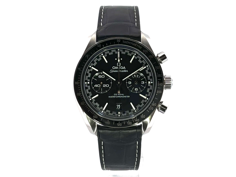 Omega Speedmaster Racing Master Chronometer 329.33.44.51.01.001 Chronograph auf schwarzem Lederband mit schwarzem Zifferblatt.