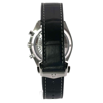 Omega Speedmaster Racing Master Chronometer 329.33.44.51.01.001 Chronograph am schwarzen Lederband von der Seite.