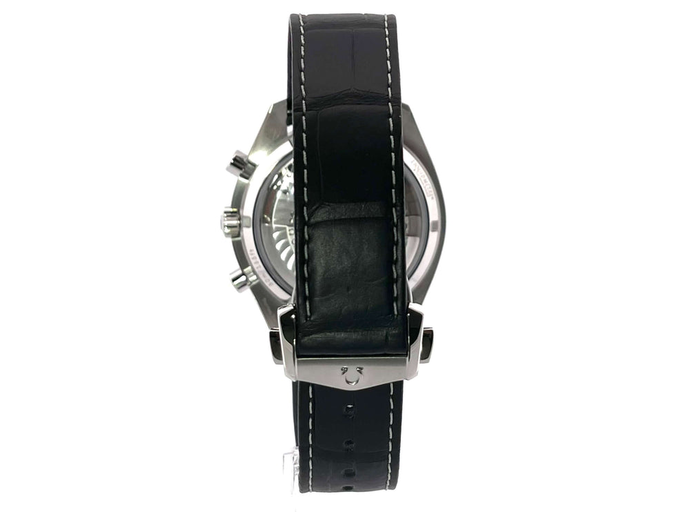 Omega Speedmaster Racing Master Chronometer 329.33.44.51.01.001 Chronograph am schwarzen Lederband von der Seite.