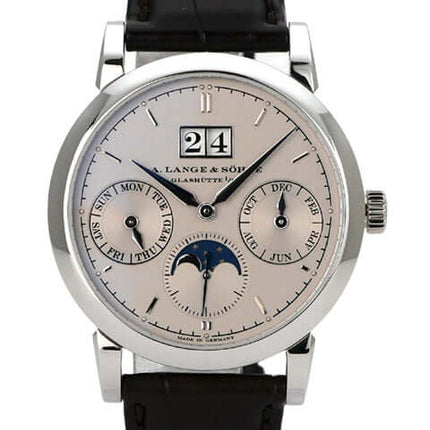 A. Lange & Söhne Saxonia Jahreskalender Platin 330.025 mit silbernem Zifferblatt und Alligatorlederband