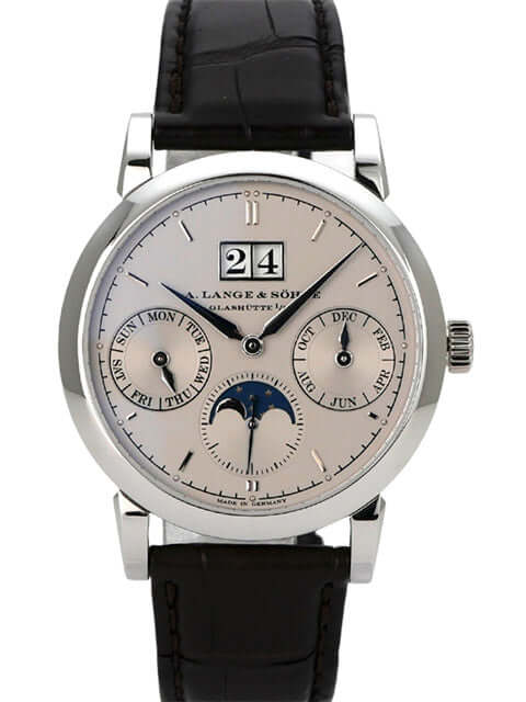A. Lange & Söhne Saxonia Jahreskalender Platin 330.025 mit silbernem Zifferblatt und Alligatorlederband