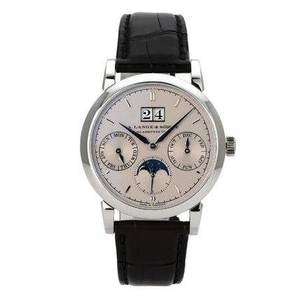 A. Lange & Söhne Saxonia Jahreskalender Platin 330.025 mit schwarzem Alligatorlederband und silbernem Zifferblatt.