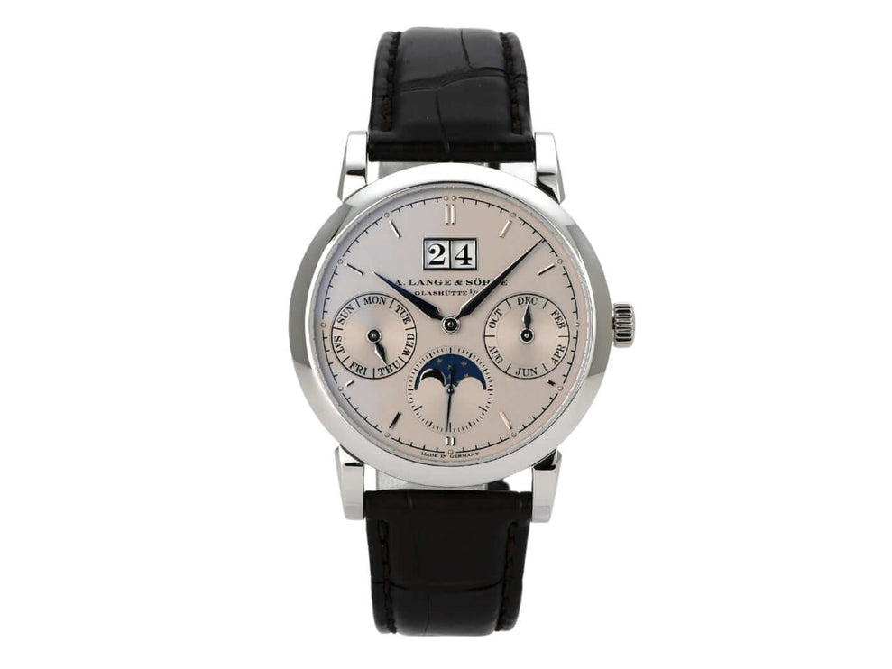 A. Lange & Söhne Saxonia Jahreskalender Platin 330.025 mit schwarzem Alligatorlederband und silbernem Zifferblatt.