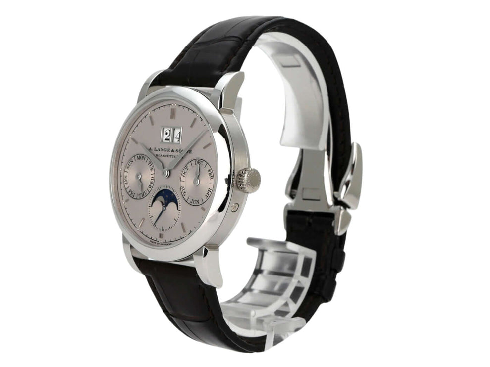 A. Lange & Söhne Saxonia Jahreskalender Platin 330.025 mit schwarzem Alligatorlederband und silbernem Zifferblatt.