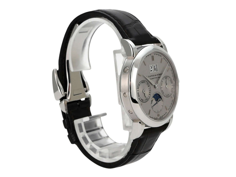 A. Lange & Söhne Saxonia Jahreskalender Platin 330.025 mit schwarzem Alligatorlederband und silbernem Zifferblatt.