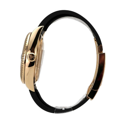 Seitenansicht der Rolex Sky-Dweller Gelbgold mit schwarzem Oysterflex-Armband und 18 kt Gelbgold-Gehäuse.