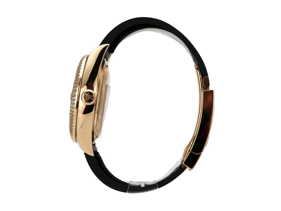 Seitenansicht der Rolex Sky-Dweller Gelbgold mit schwarzem Oysterflex-Armband und 18 kt Gelbgold-Gehäuse.