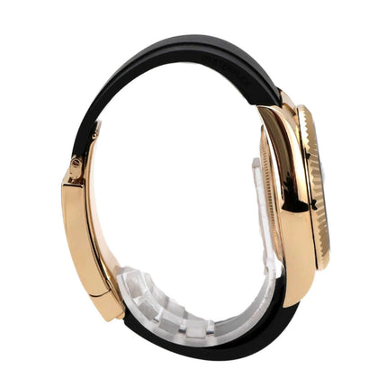 Seitenansicht der Rolex Sky-Dweller in Gelbgold mit schwarzem Oysterflex-Armband.