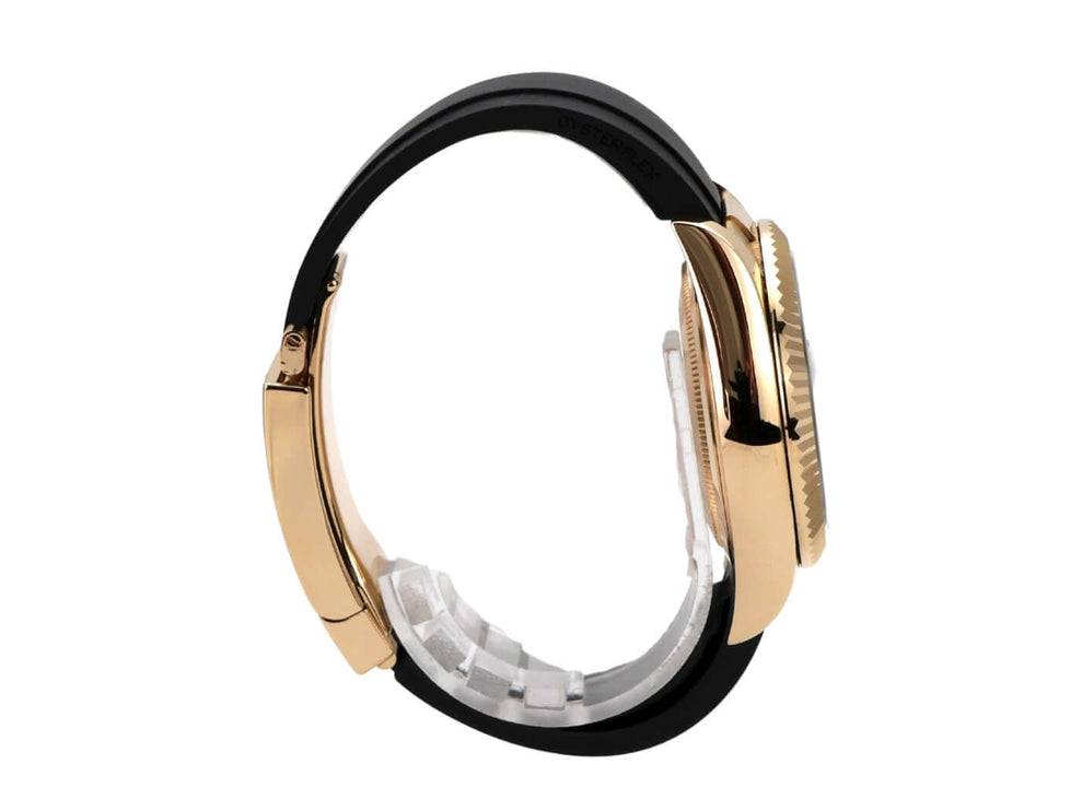 Seitenansicht der Rolex Sky-Dweller in Gelbgold mit schwarzem Oysterflex-Armband.