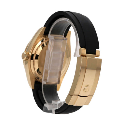 Rolex Sky-Dweller 336238 in Gelbgold mit schwarzem Oysterflex-Armband auf der linken Seite.
