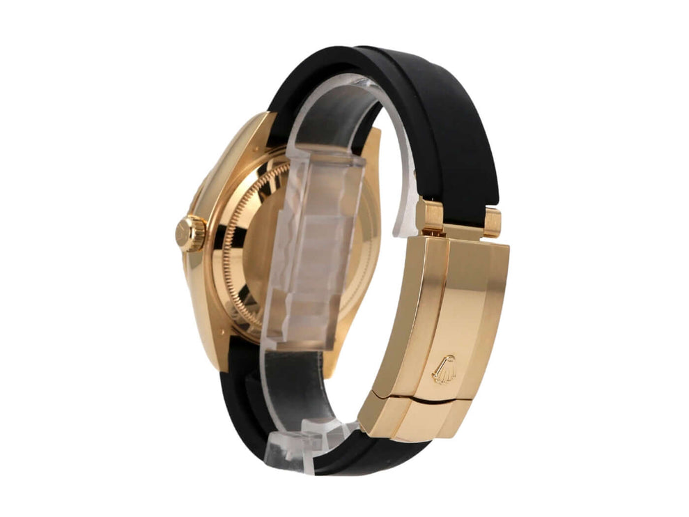 Rolex Sky-Dweller 336238 in Gelbgold mit schwarzem Oysterflex-Armband auf der linken Seite.