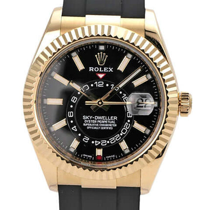 Rolex Sky-Dweller Gelbgold Oysterflex 336238 Schwarz automatic wristwatch with black dial and rubber strap.