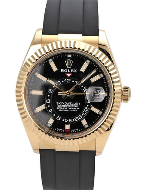 Rolex Sky-Dweller Gelbgold Oysterflex 336238 Schwarz automatic wristwatch with black dial and rubber strap.