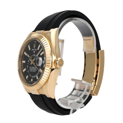 Rolex Sky-Dweller Gelbgold Oysterflex 336238 Schwarz seitlich mit schwarzem Band und goldener Lünette.