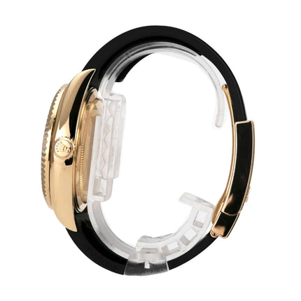 Rolex Sky-Dweller Gelbgold Oysterflex 336238 Schwarz Seitliches Bild der Uhr mit schwarzem Oysterflex-Band.