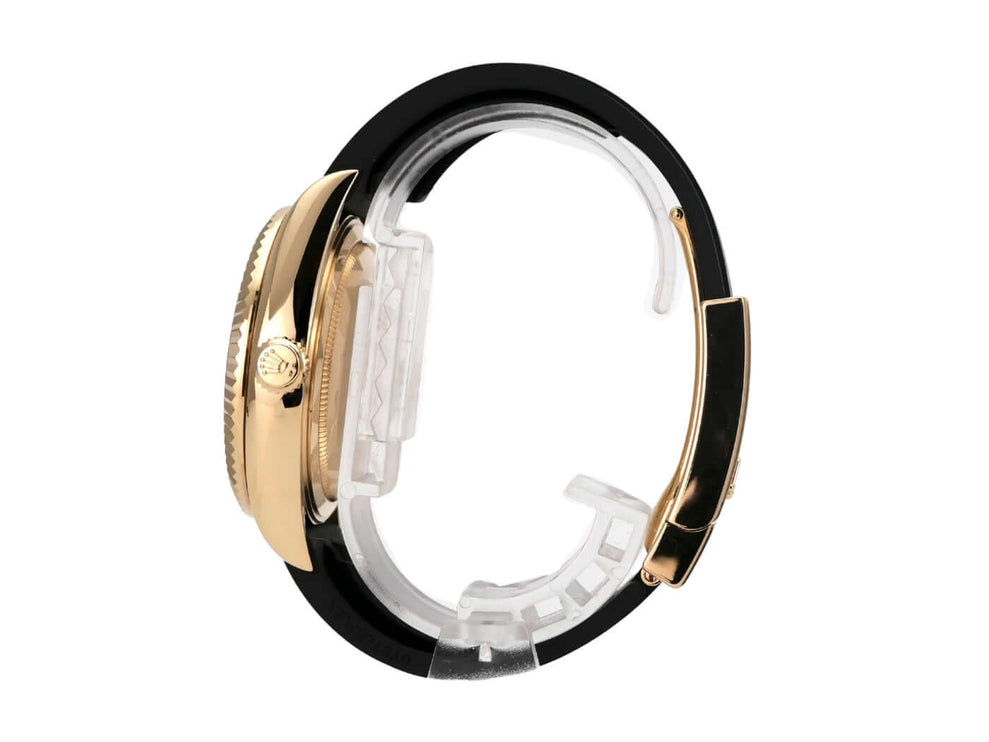 Rolex Sky-Dweller Gelbgold Oysterflex 336238 Schwarz Seitliches Bild der Uhr mit schwarzem Oysterflex-Band.