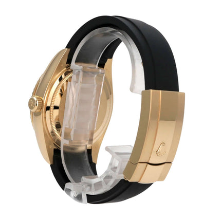 Rolex Sky-Dweller Gelbgold Oysterflex 336238 Schwarz seitliche Ansicht mit schwarzem Oysterflex-Band und Gelbgold-Gehäuse.