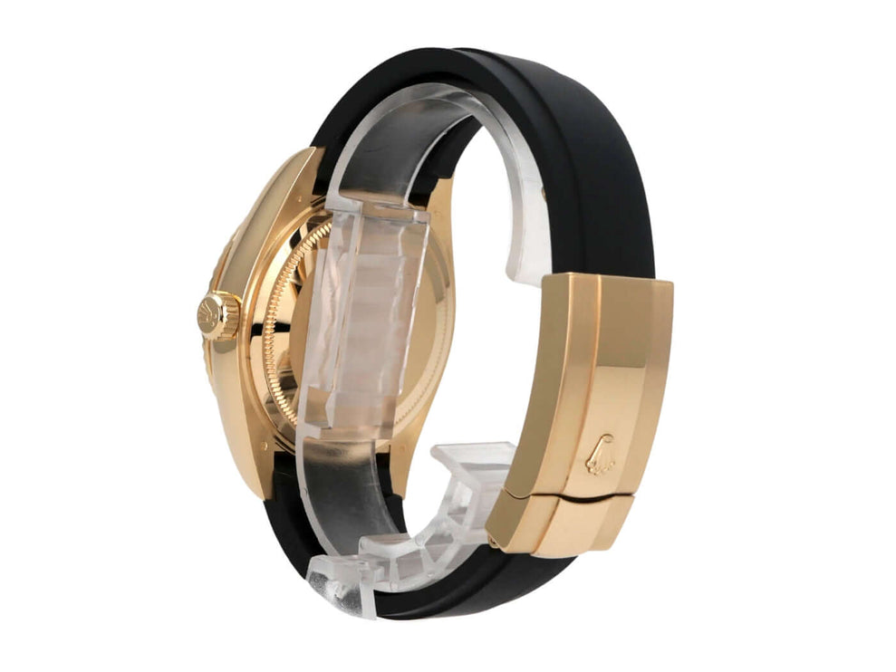 Rolex Sky-Dweller Gelbgold Oysterflex 336238 Schwarz seitliche Ansicht mit schwarzem Oysterflex-Band und Gelbgold-Gehäuse.