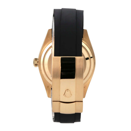 Rolex Sky-Dweller Gelbgold Oysterflex 336238 Schwarz - seitliche Ansicht mit schwarzem Oysterflex-Band.