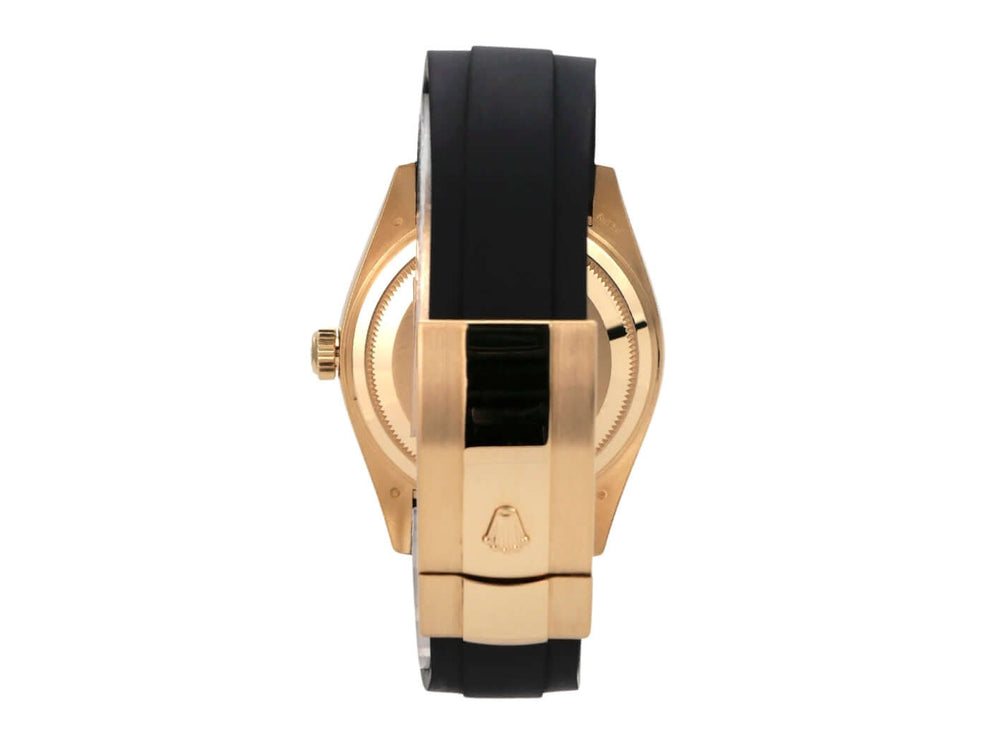 Rolex Sky-Dweller Gelbgold Oysterflex 336238 Schwarz - seitliche Ansicht mit schwarzem Oysterflex-Band.
