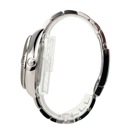 Rolex Sky-Dweller 336934 Blau seitliche Ansicht mit Oyster-Armband aus Edelstahl und Weißgold.