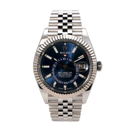 Rolex Sky-Dweller 336934 Blau Jubile-Band - Nahaufnahme des blauen Zifferblatts mit Leuchtindizes und -zeigern
