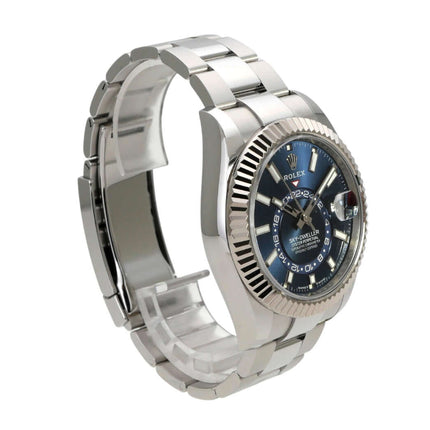 Rolex Sky-Dweller 336934 Blau Seitensicht auf die Uhr mit Edelstahl- und Weißgold-Gehäuse und blauem Zifferblatt.