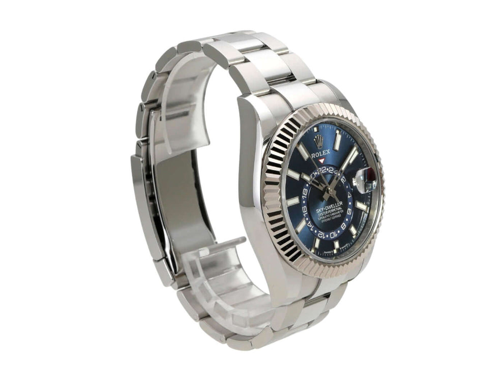 Rolex Sky-Dweller 336934 Blau Seitensicht auf die Uhr mit Edelstahl- und Weißgold-Gehäuse und blauem Zifferblatt.